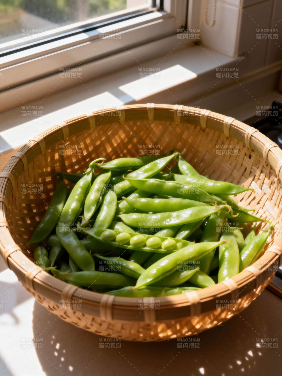 青豆满篮 阳光洒落图片