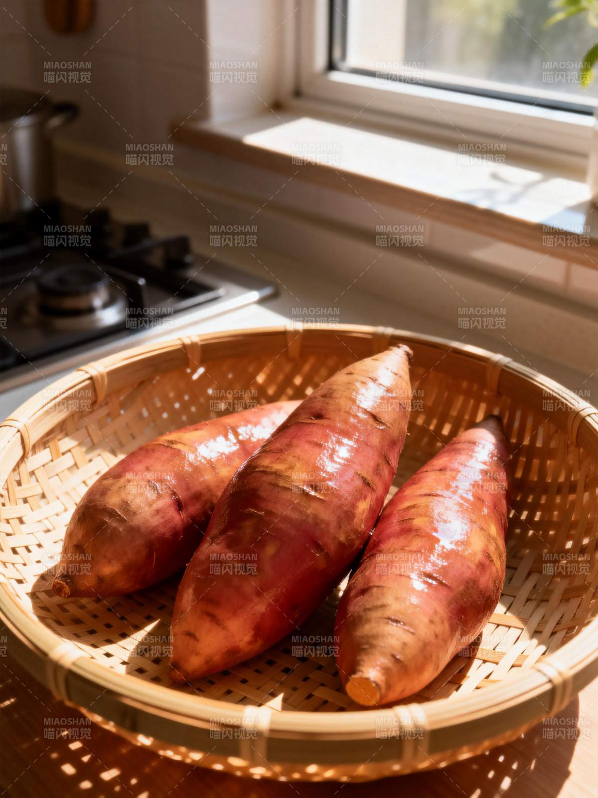 红薯静置于竹篮中图片