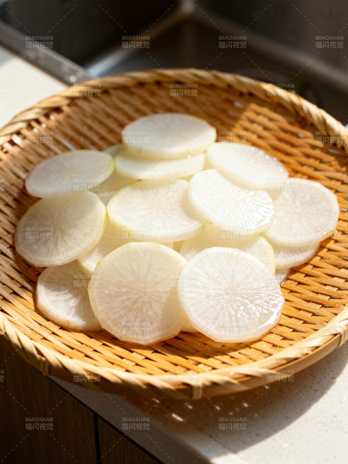 白萝卜片待烹图片