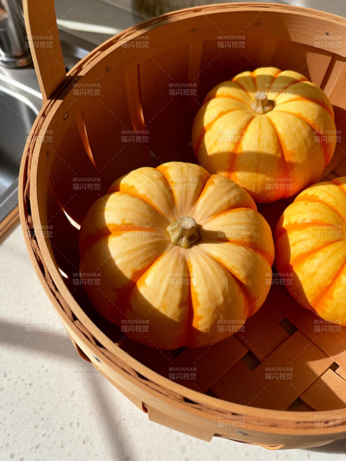 南瓜篮中阳光照图片