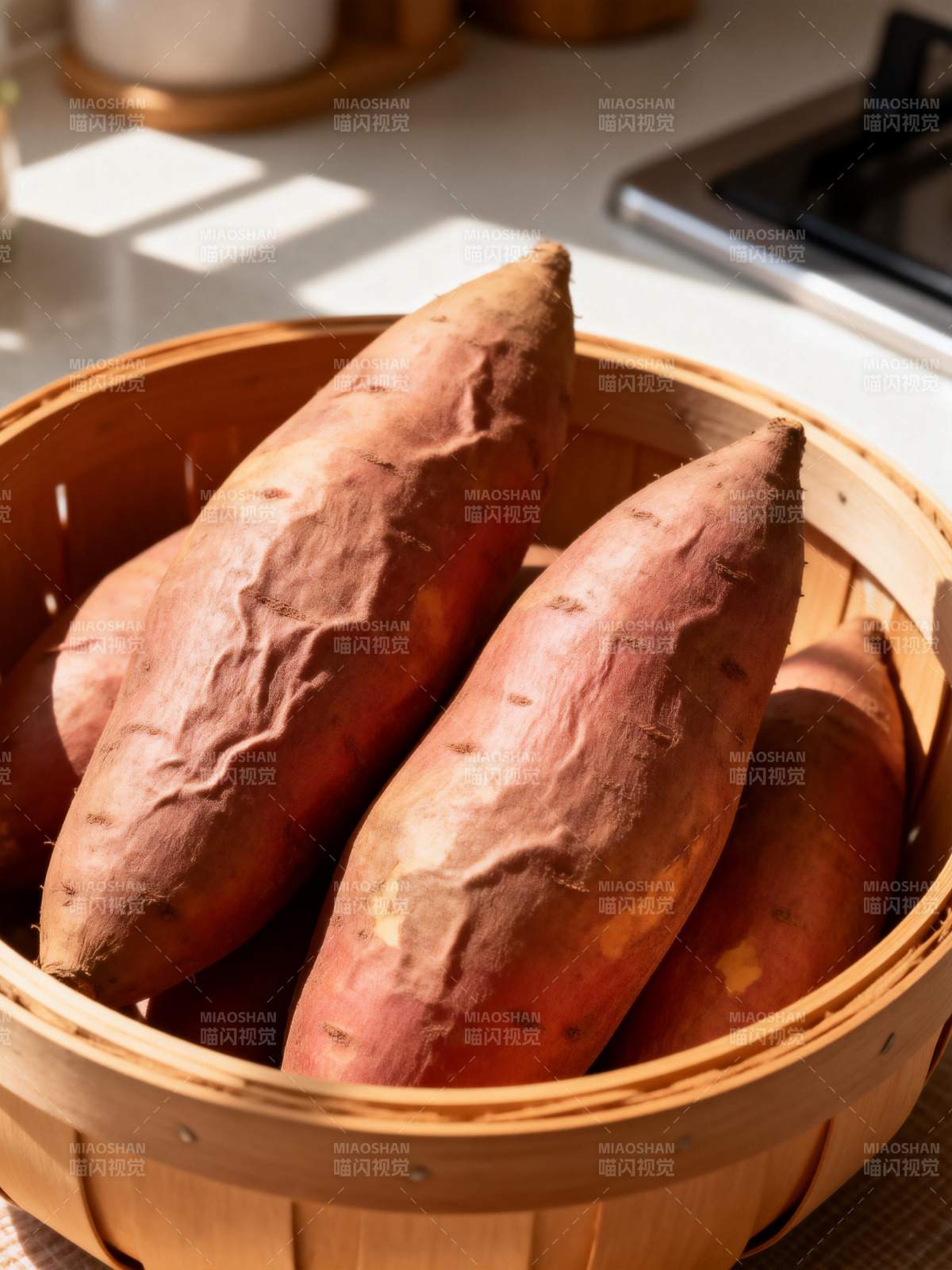 红薯篮中静置图片