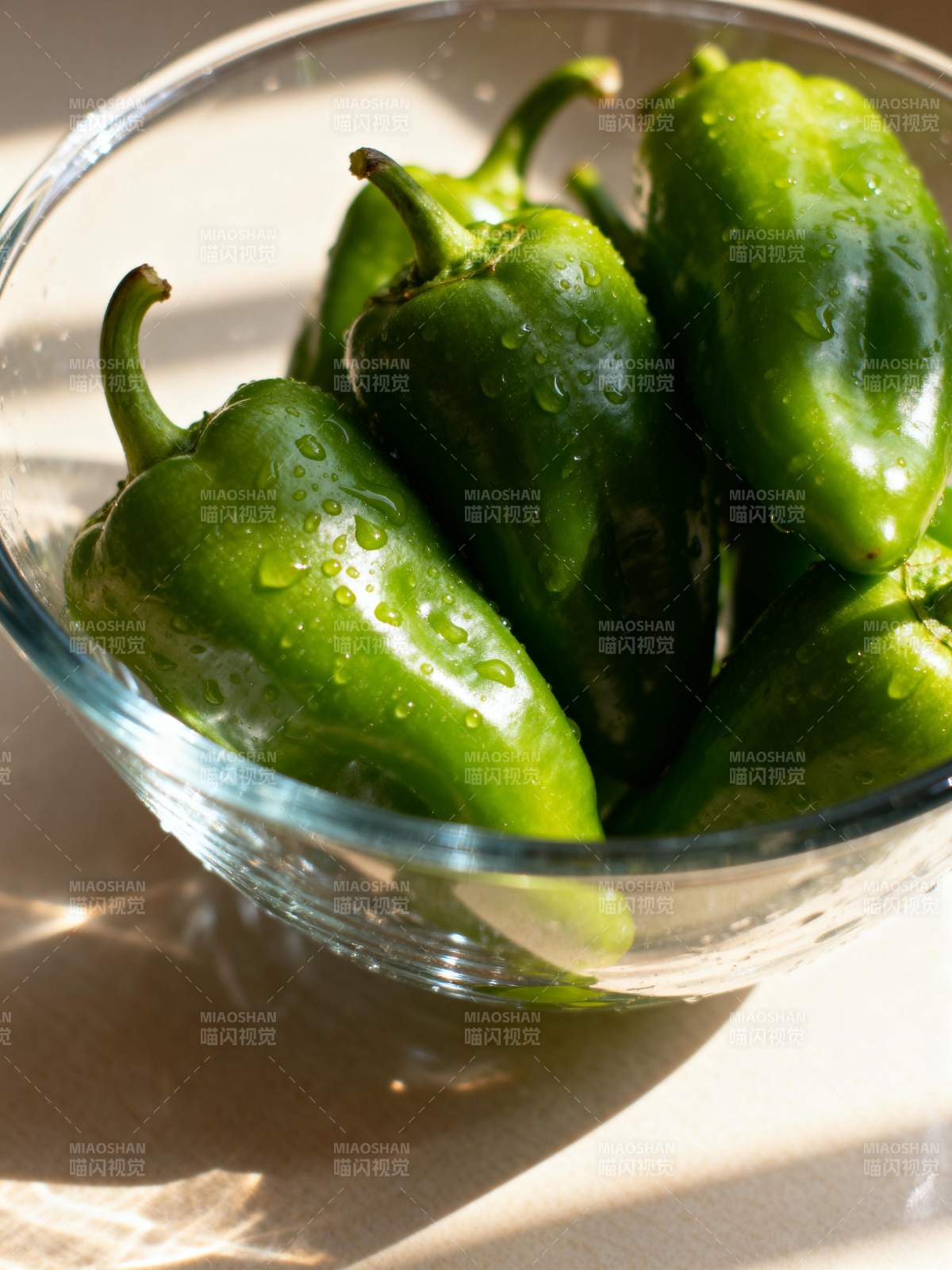 青椒水珠晶莹图片