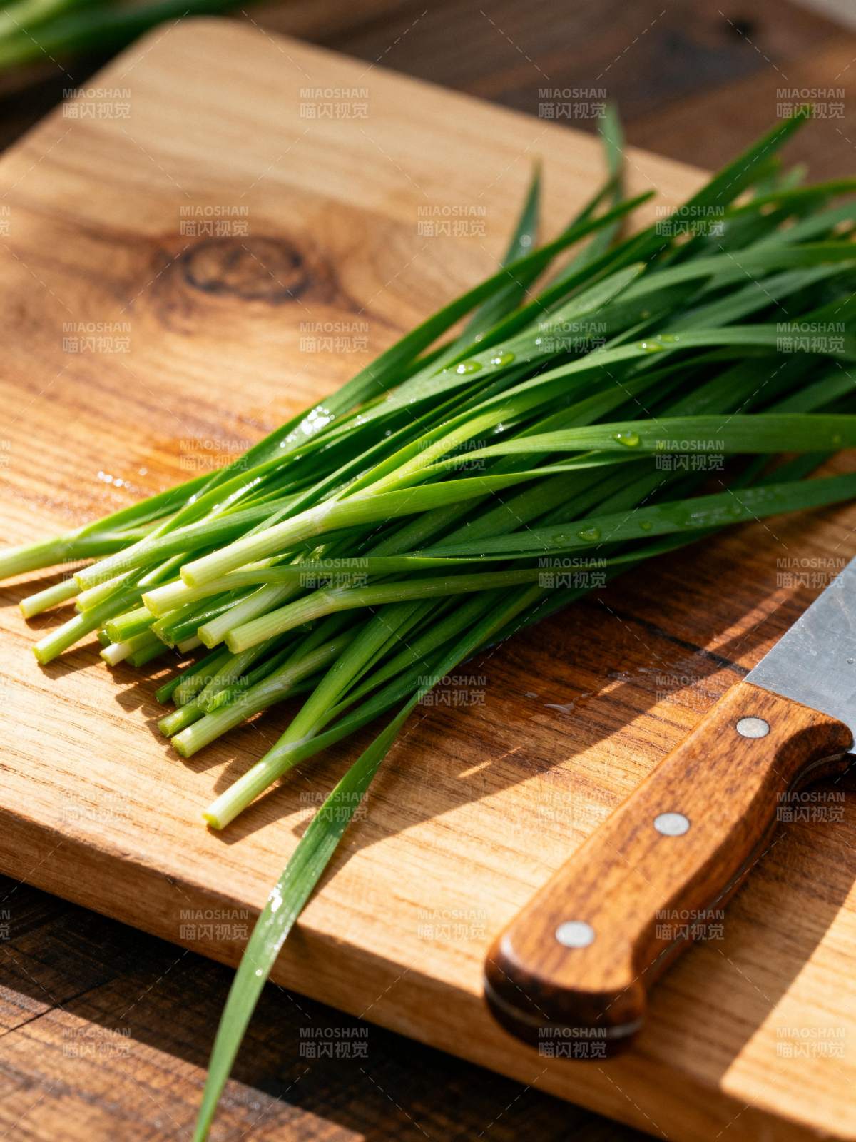 新鲜韭菜切配中图片