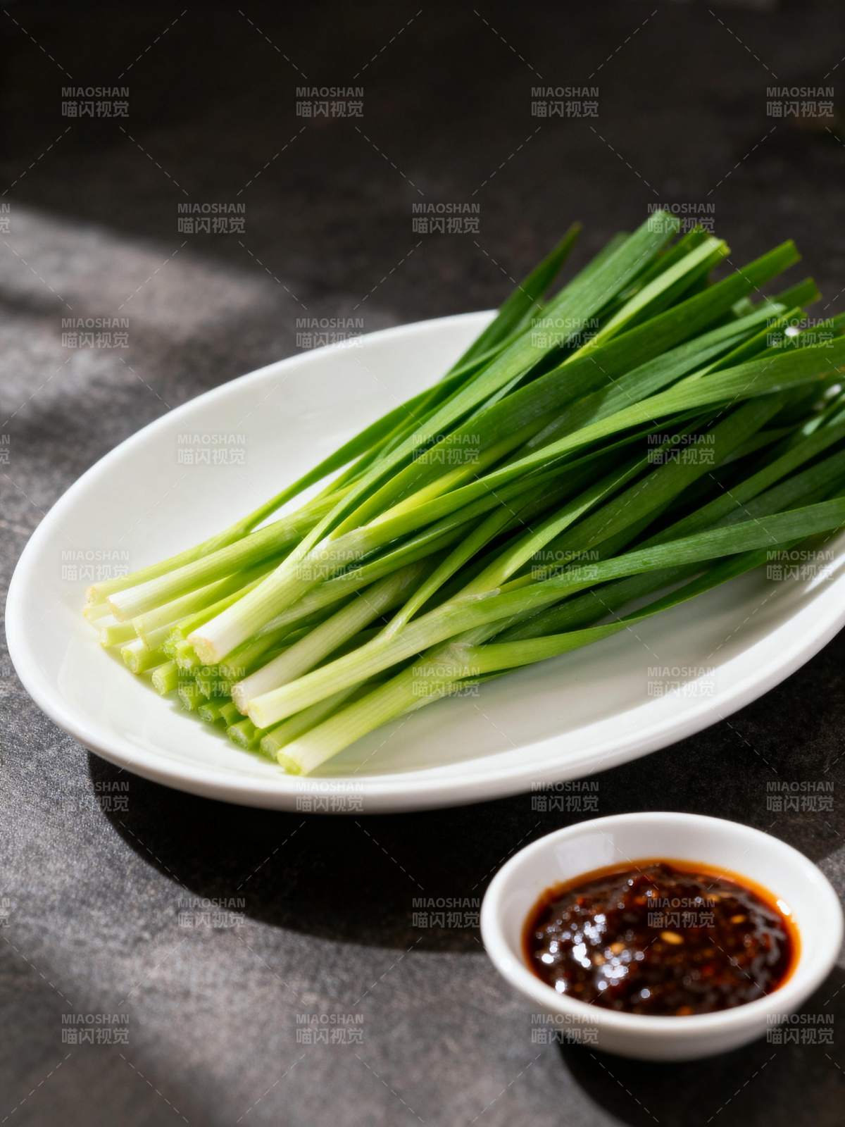 青葱配酱料图片