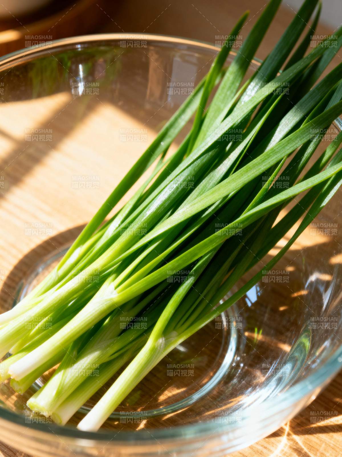 青葱静置于玻璃碗中图片