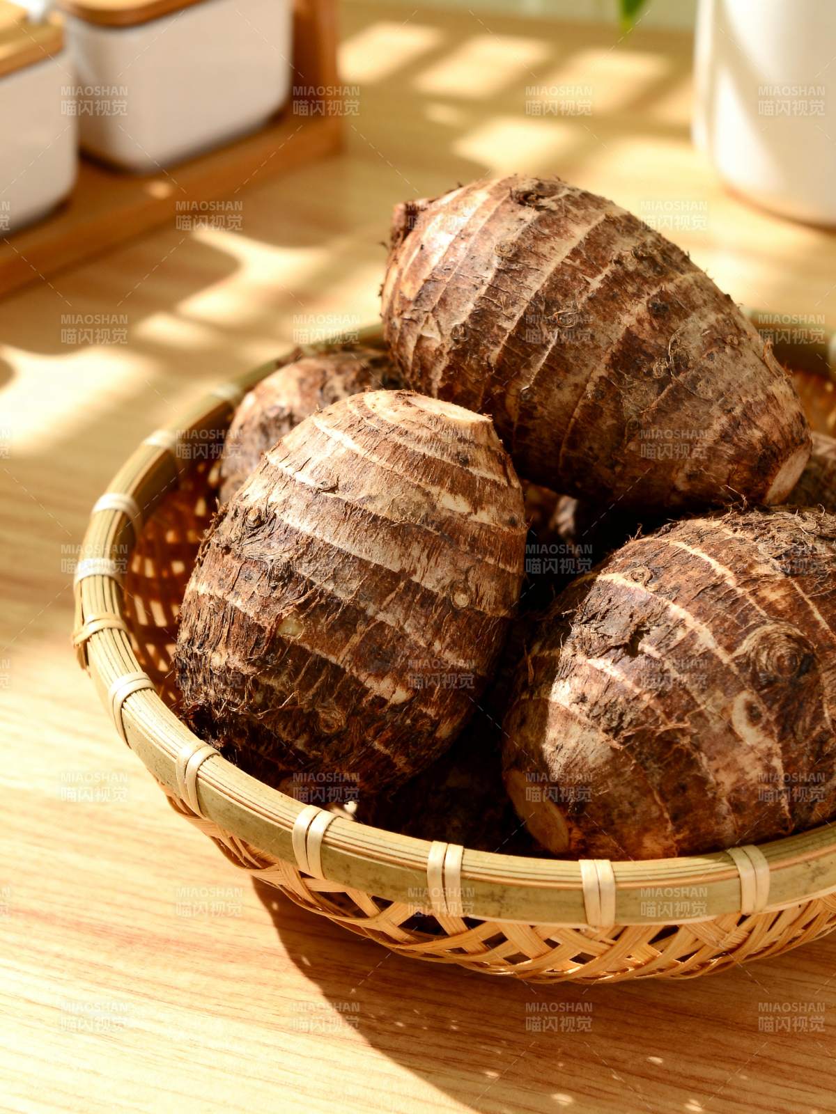 竹篮里的芋头图片