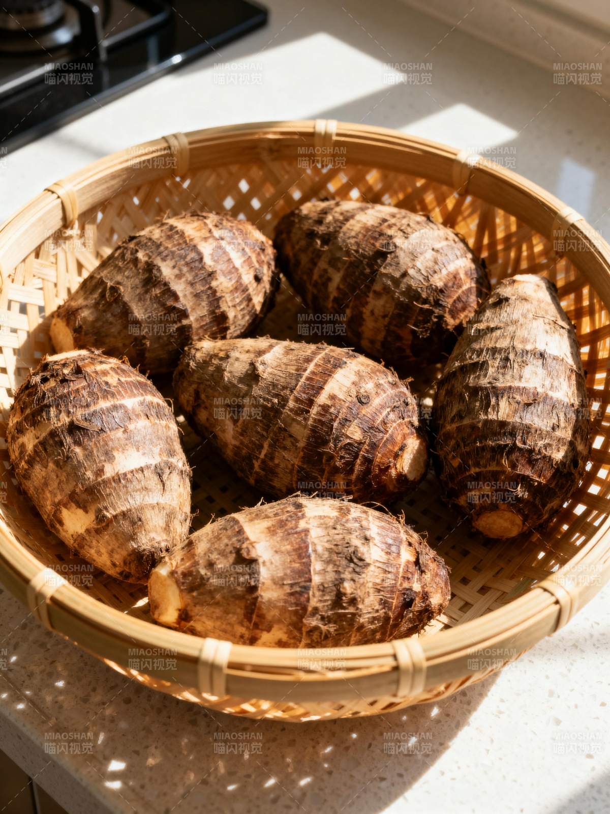 竹篮中的芋头图片