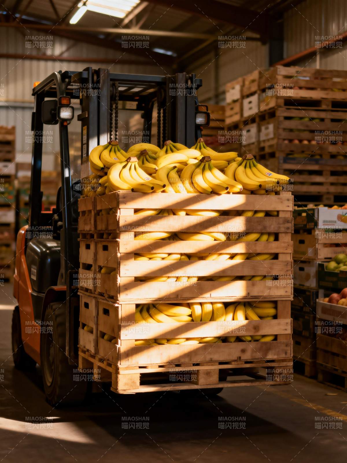 叉车搬运香蕉箱图片