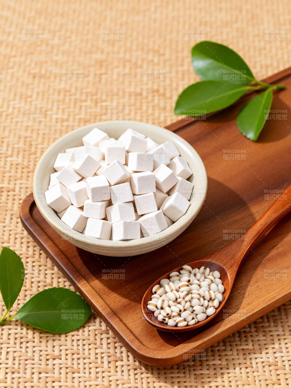 豆腐与豆粒静物图片