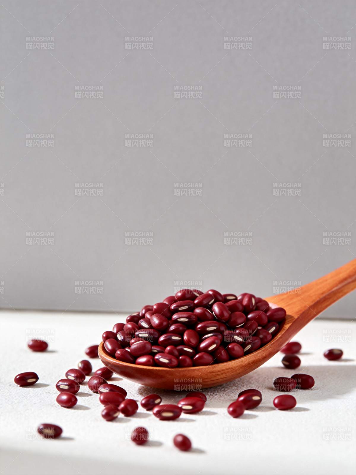 红小豆盛于木勺图片