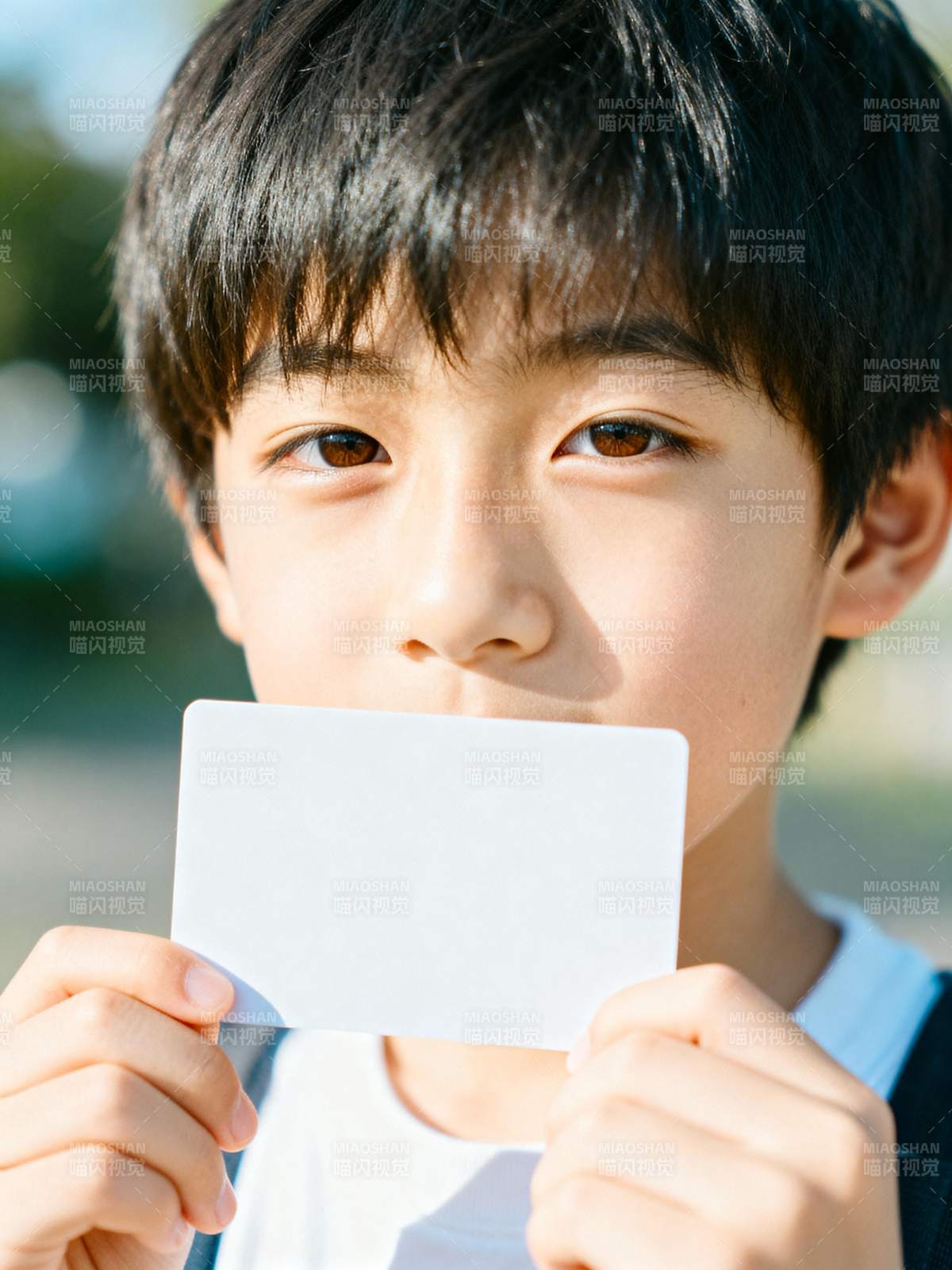 少年手持白卡图片