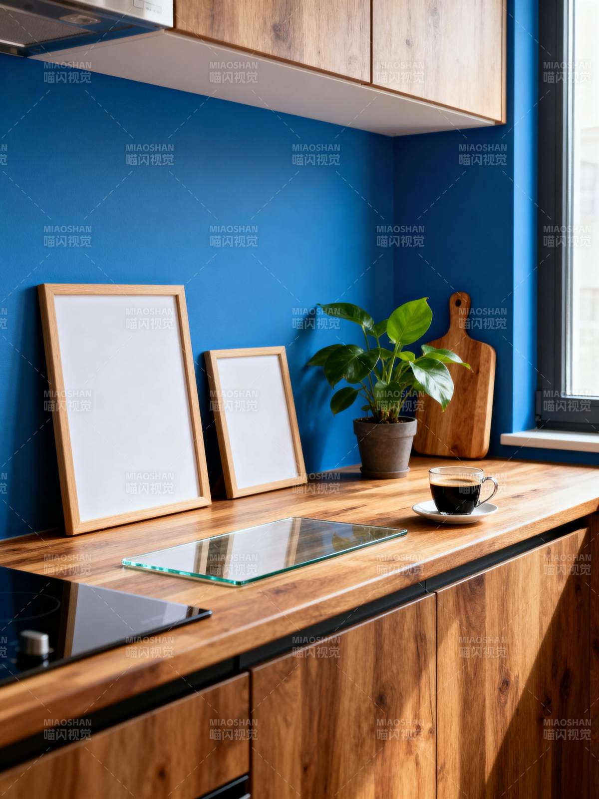 蓝墙木柜厨房一角图片