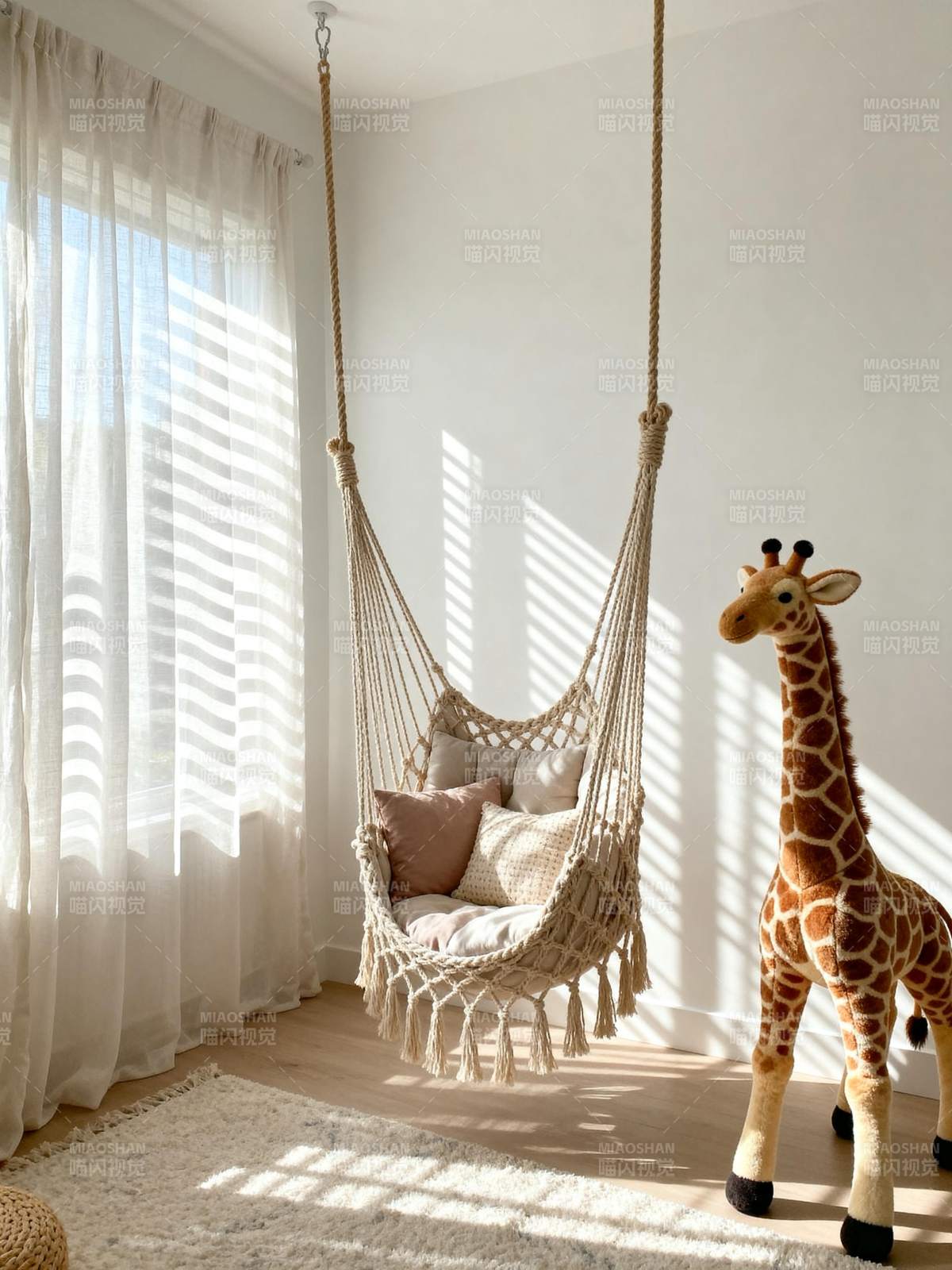 阳光下的吊椅与长颈鹿图片