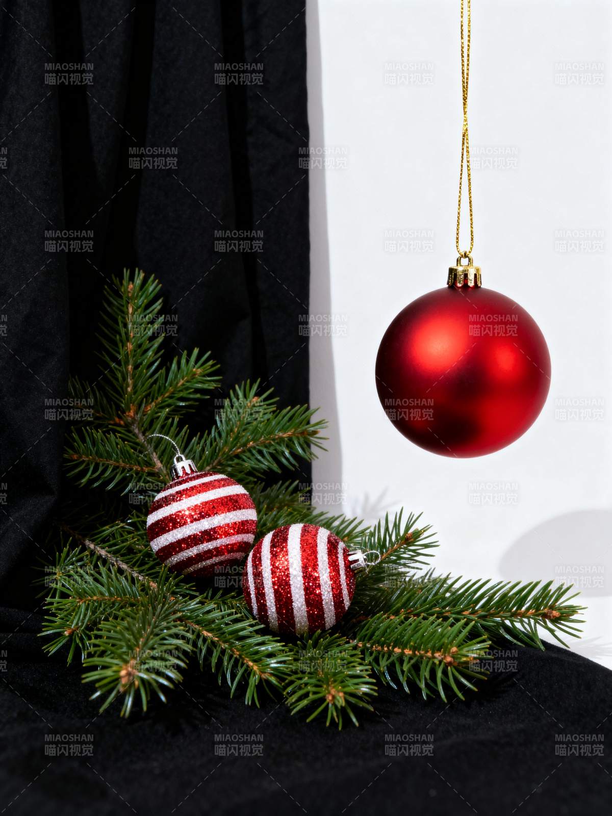 圣诞红球与松枝图片
