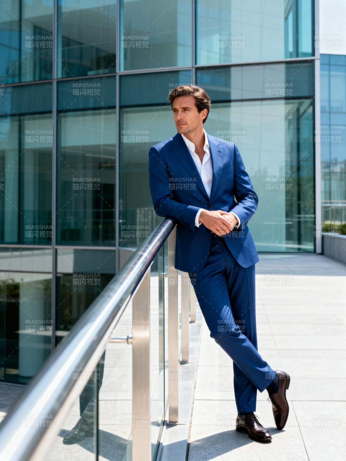 蓝衣绅士倚栏凝望图片