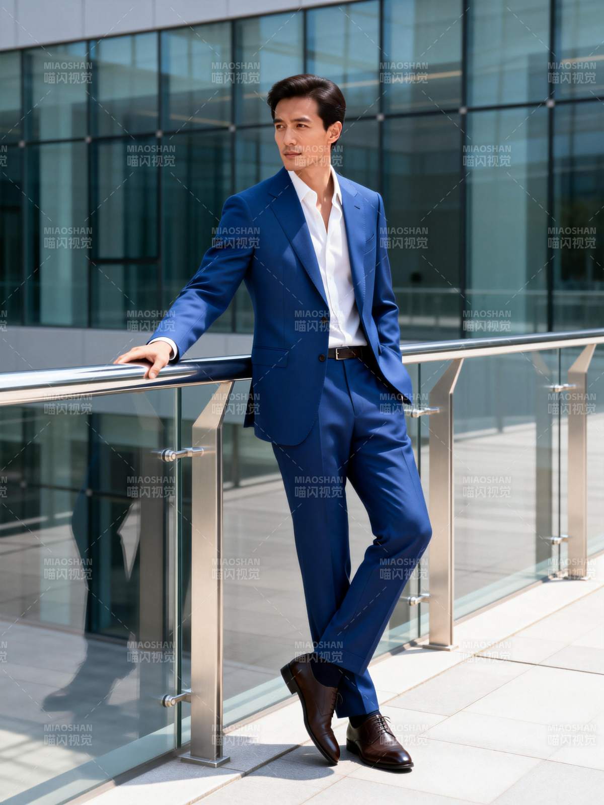 蓝装男士倚栏而立图片