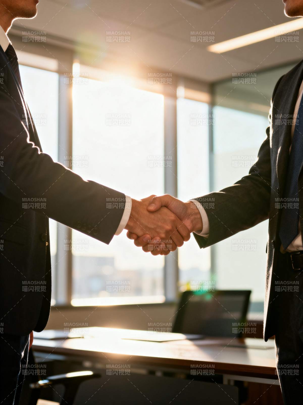 商务握手合作瞬间图片