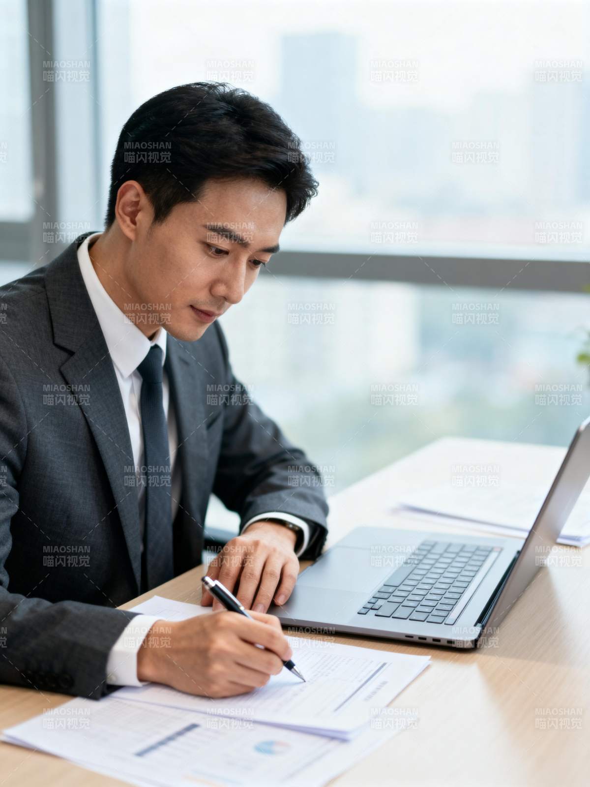 专注工作的商务人士图片