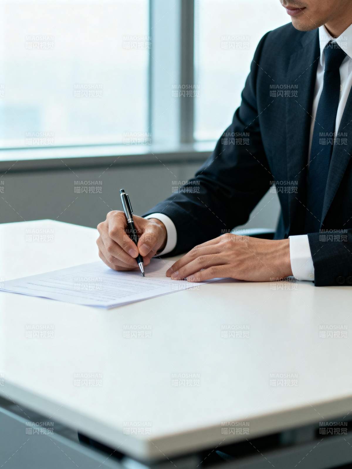 商务人士签署文件图片