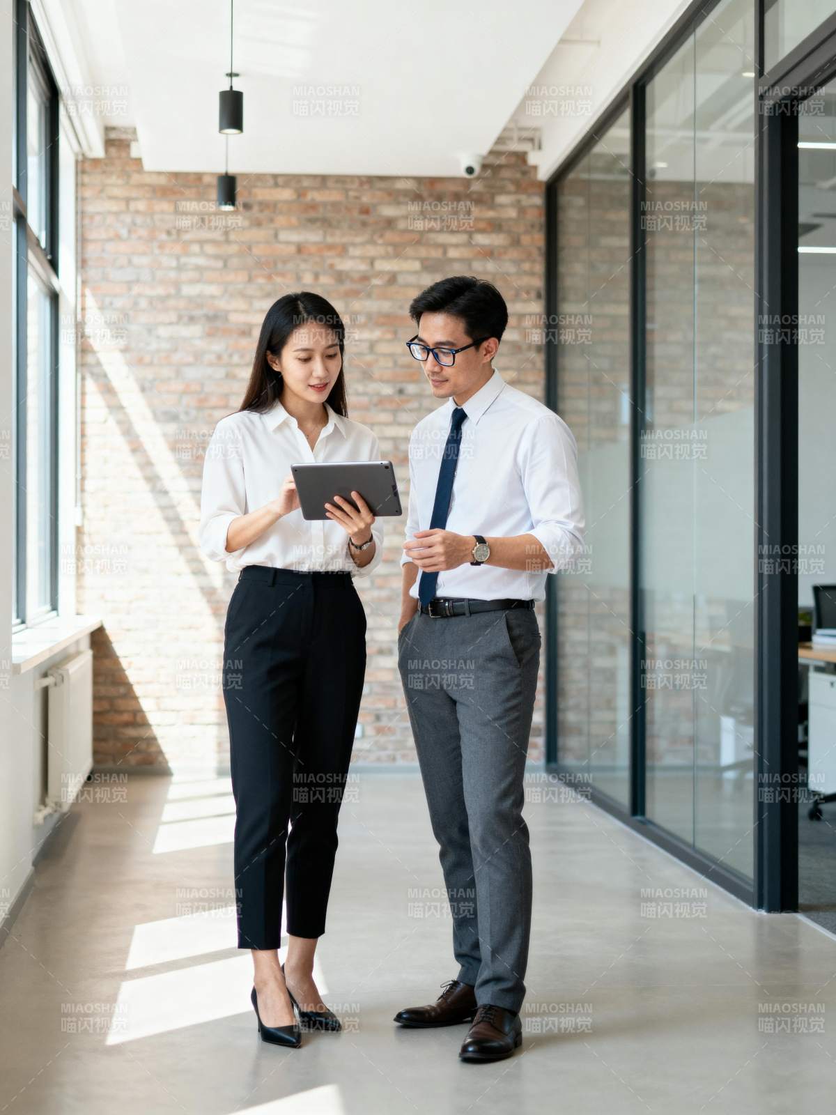 职场协作瞬间图片