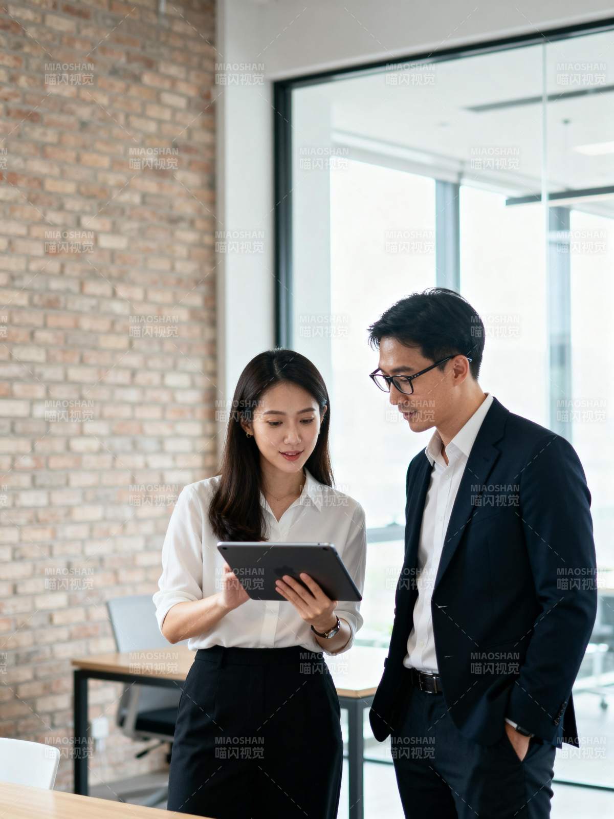 职场协作瞬间图片