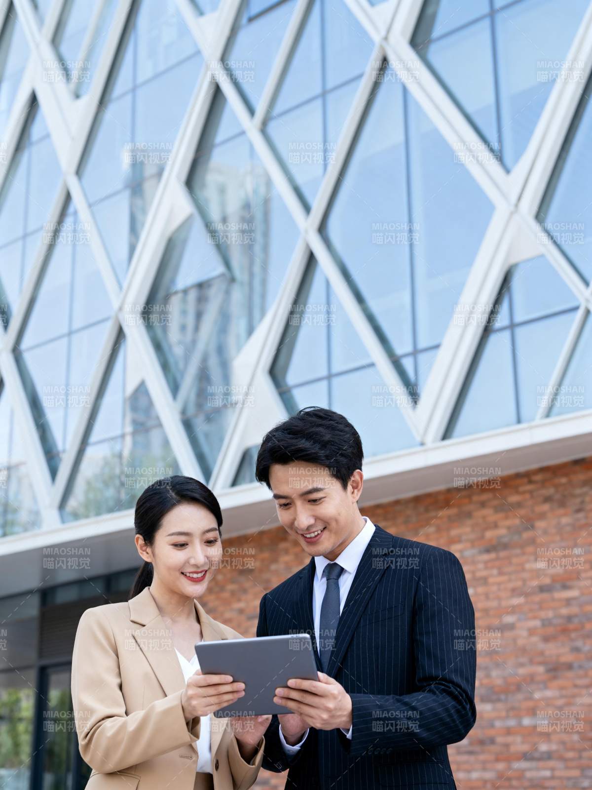 商务人士共览平板图片