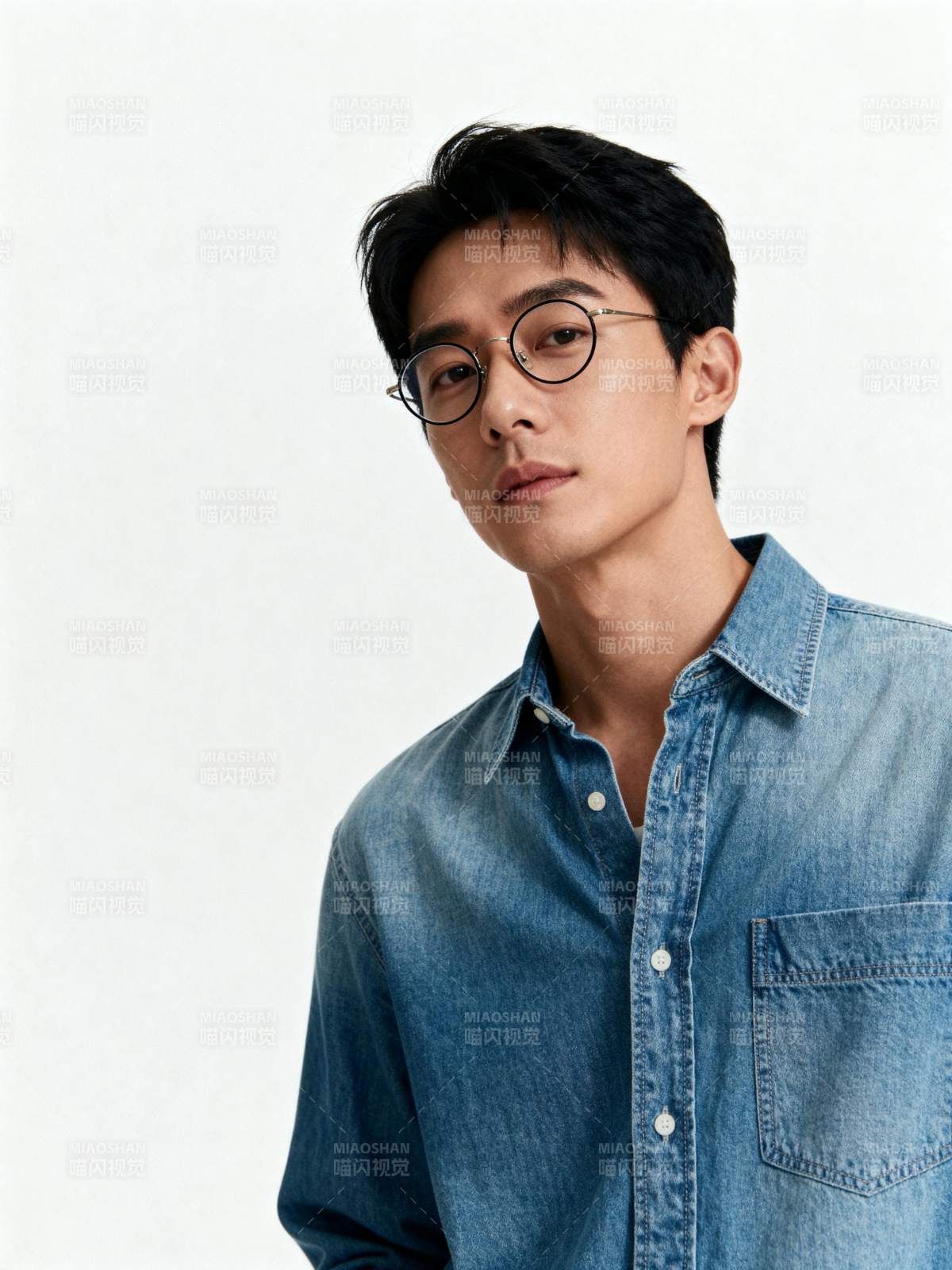 戴眼镜的年轻男子图片