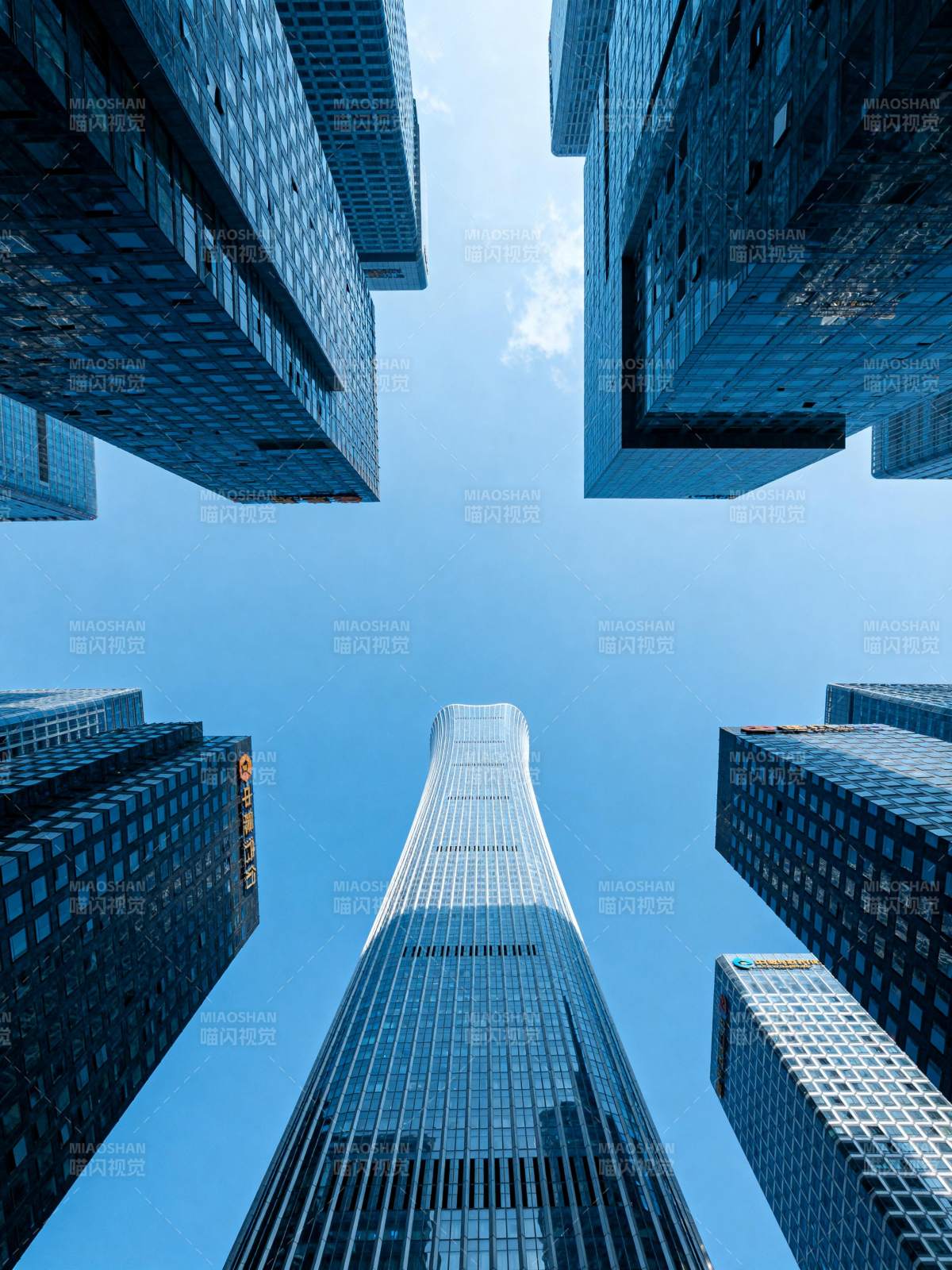 城市之巅 高楼林立图片