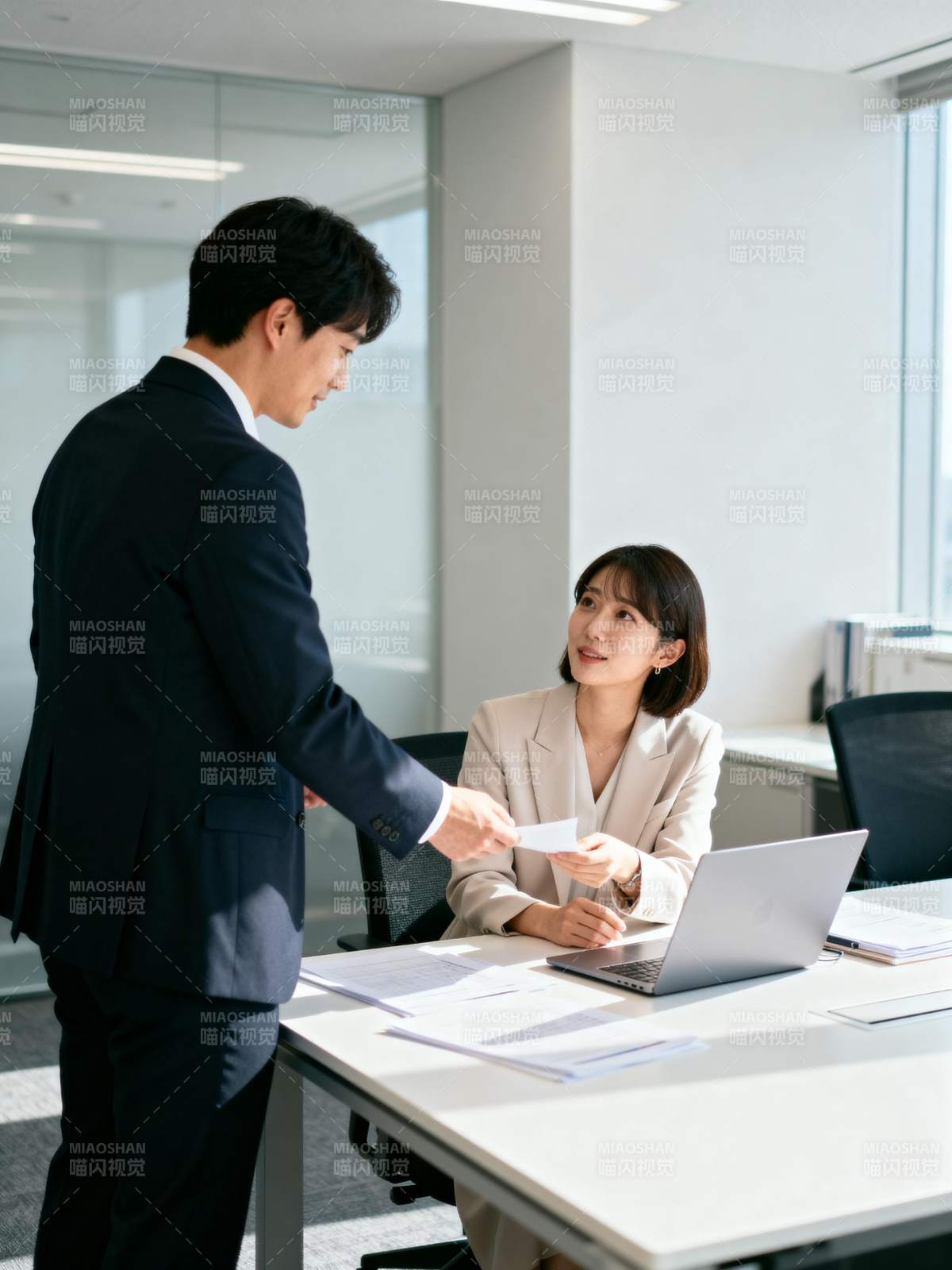 商务洽谈现场图片