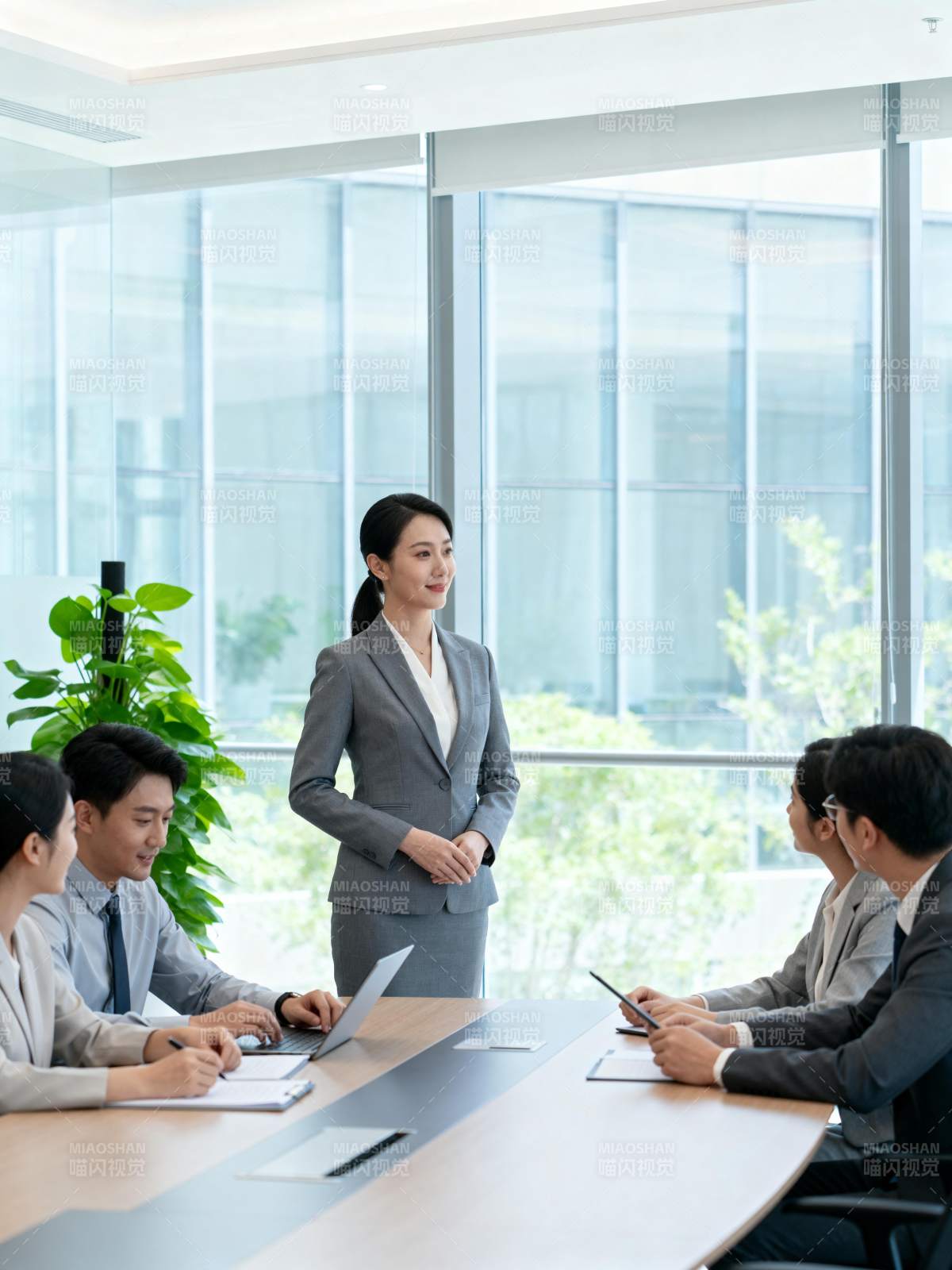 商务会议进行中图片