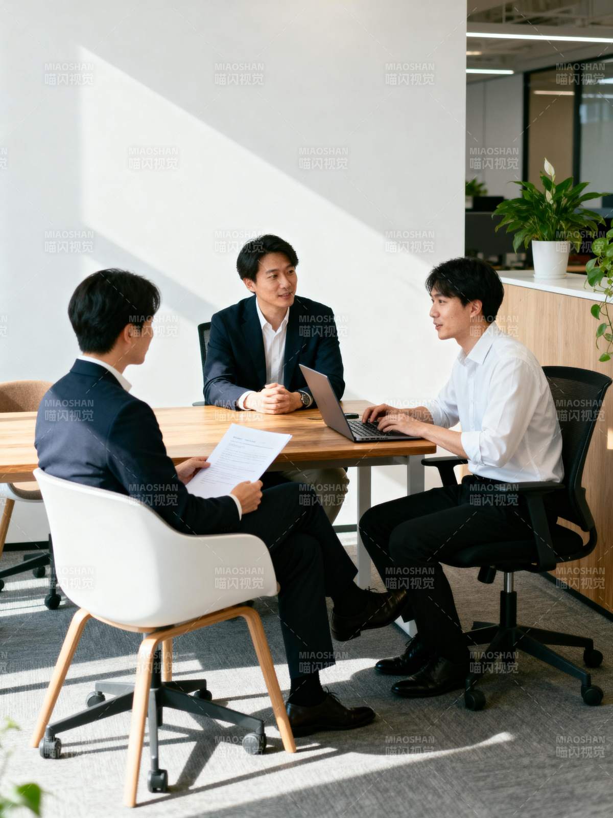 商务会议讨论中图片
