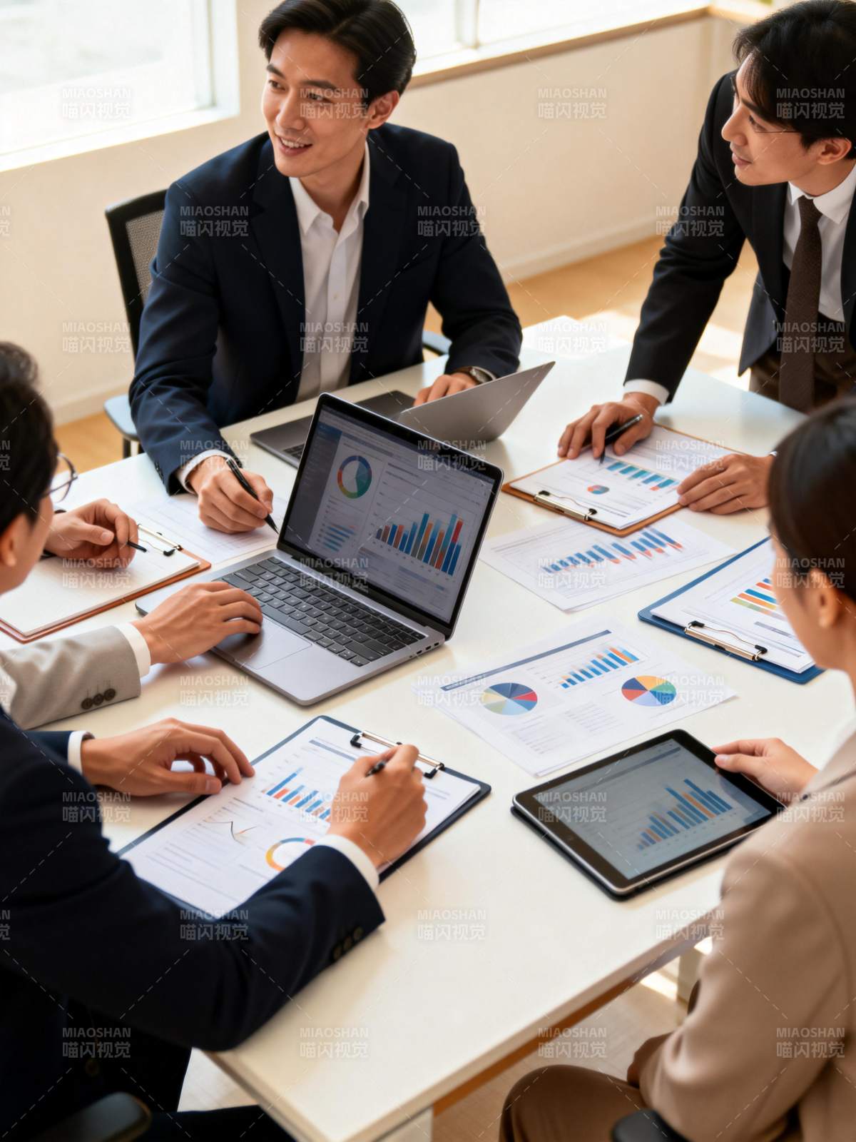 商务会议讨论图表图片