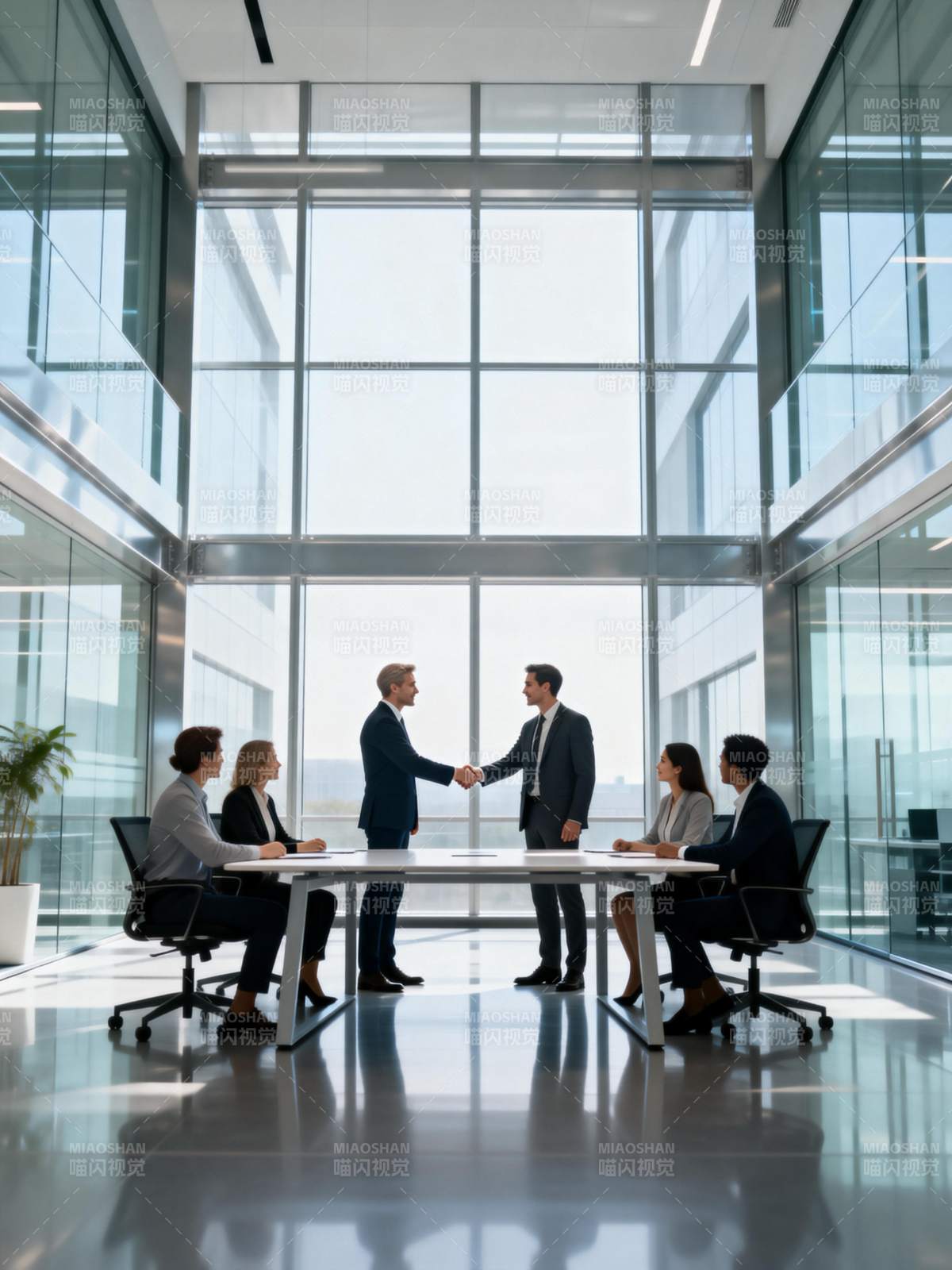商务握手合作瞬间图片