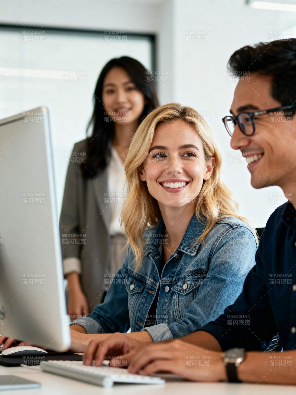 团队协作办公瞬间图片