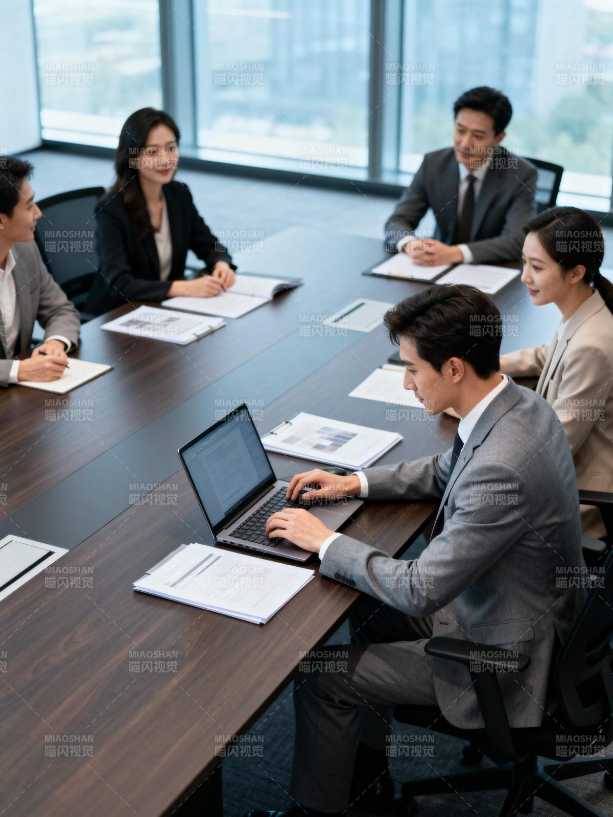 商务会议进行中图片