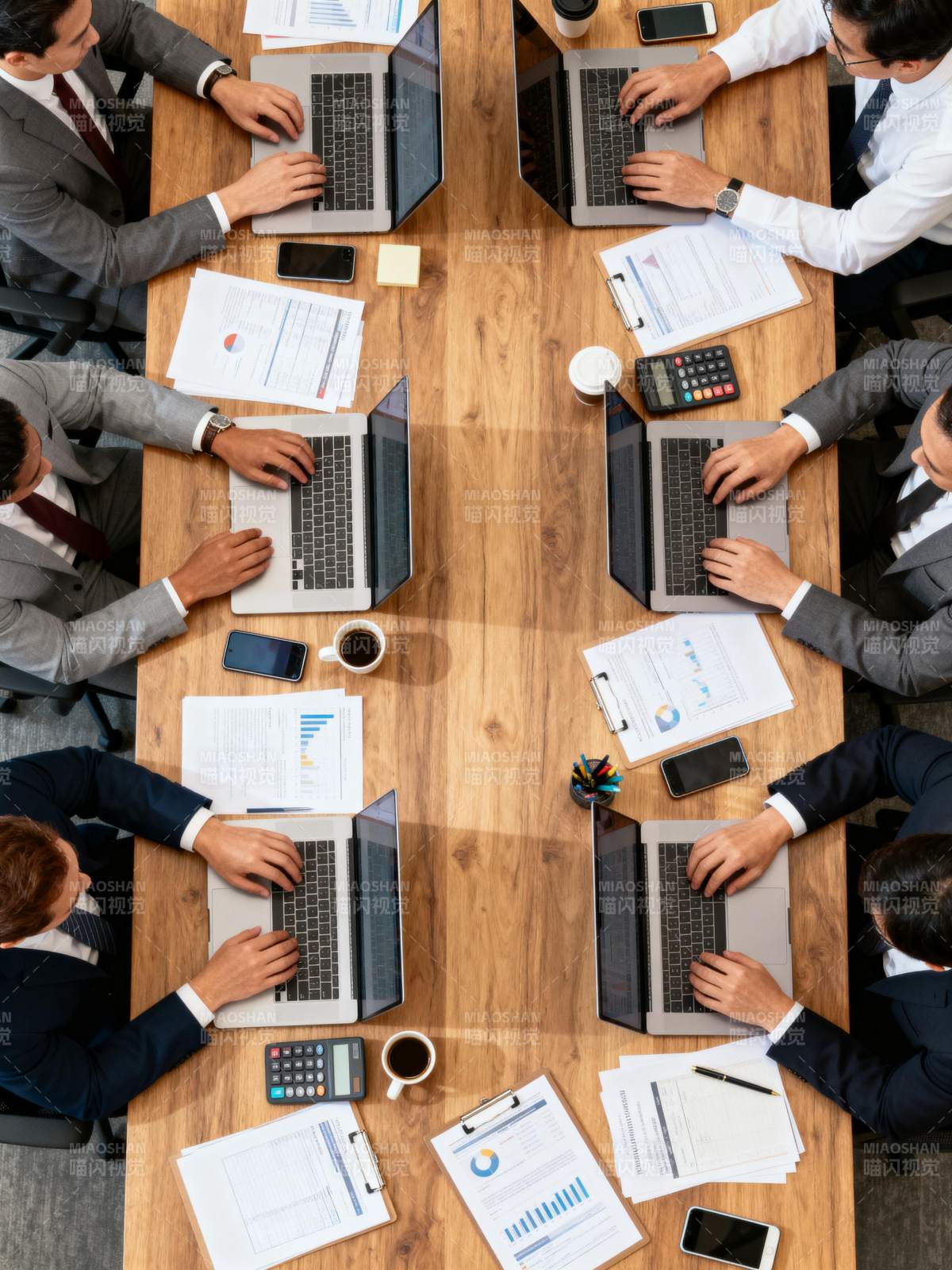 商务会议进行中图片