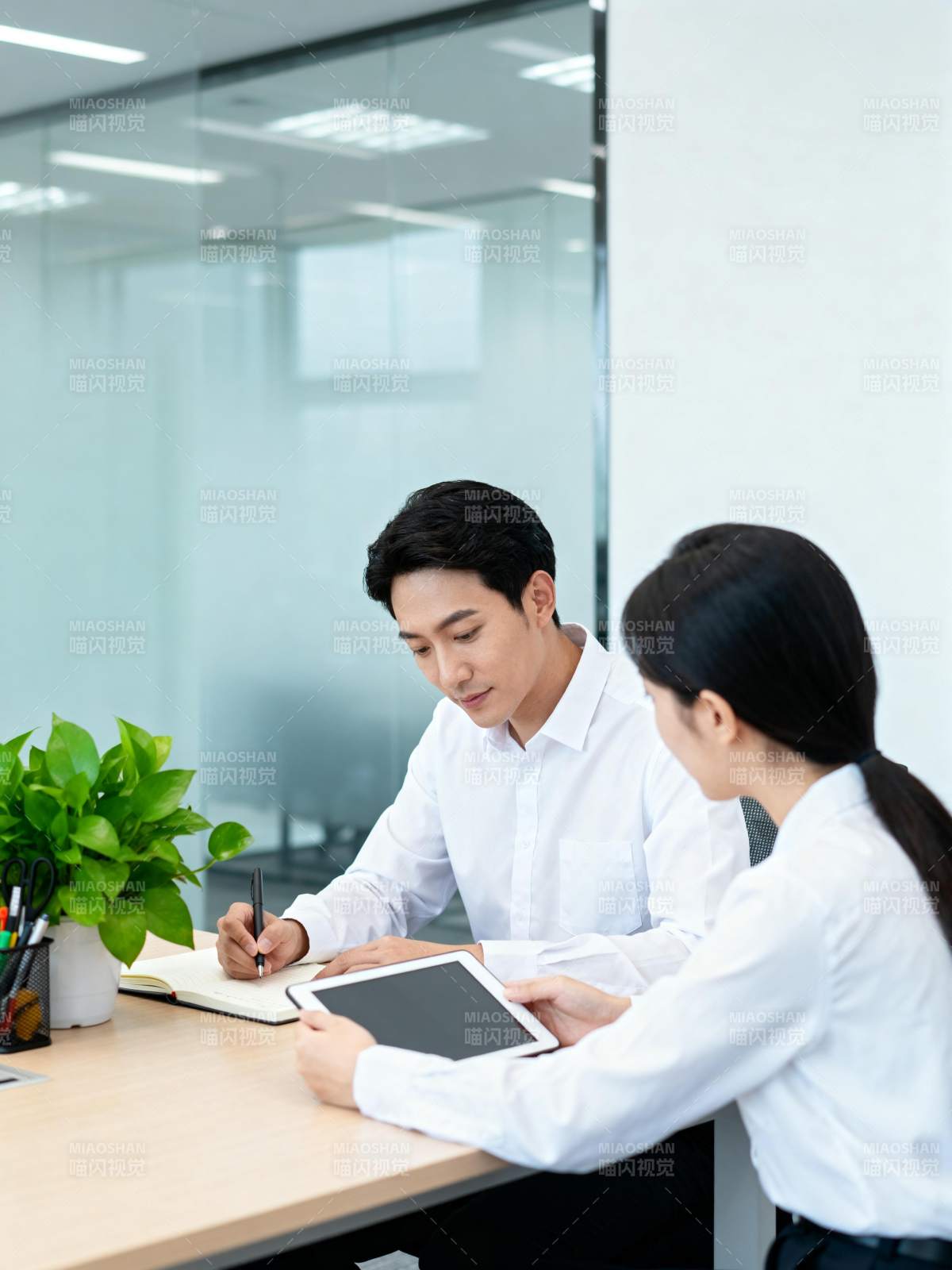 职场协作瞬间图片