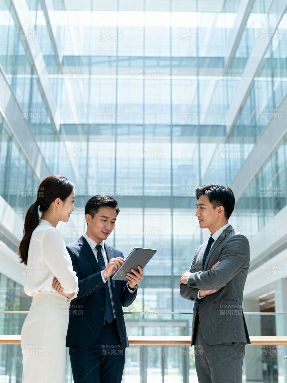 商务人士讨论工作图片