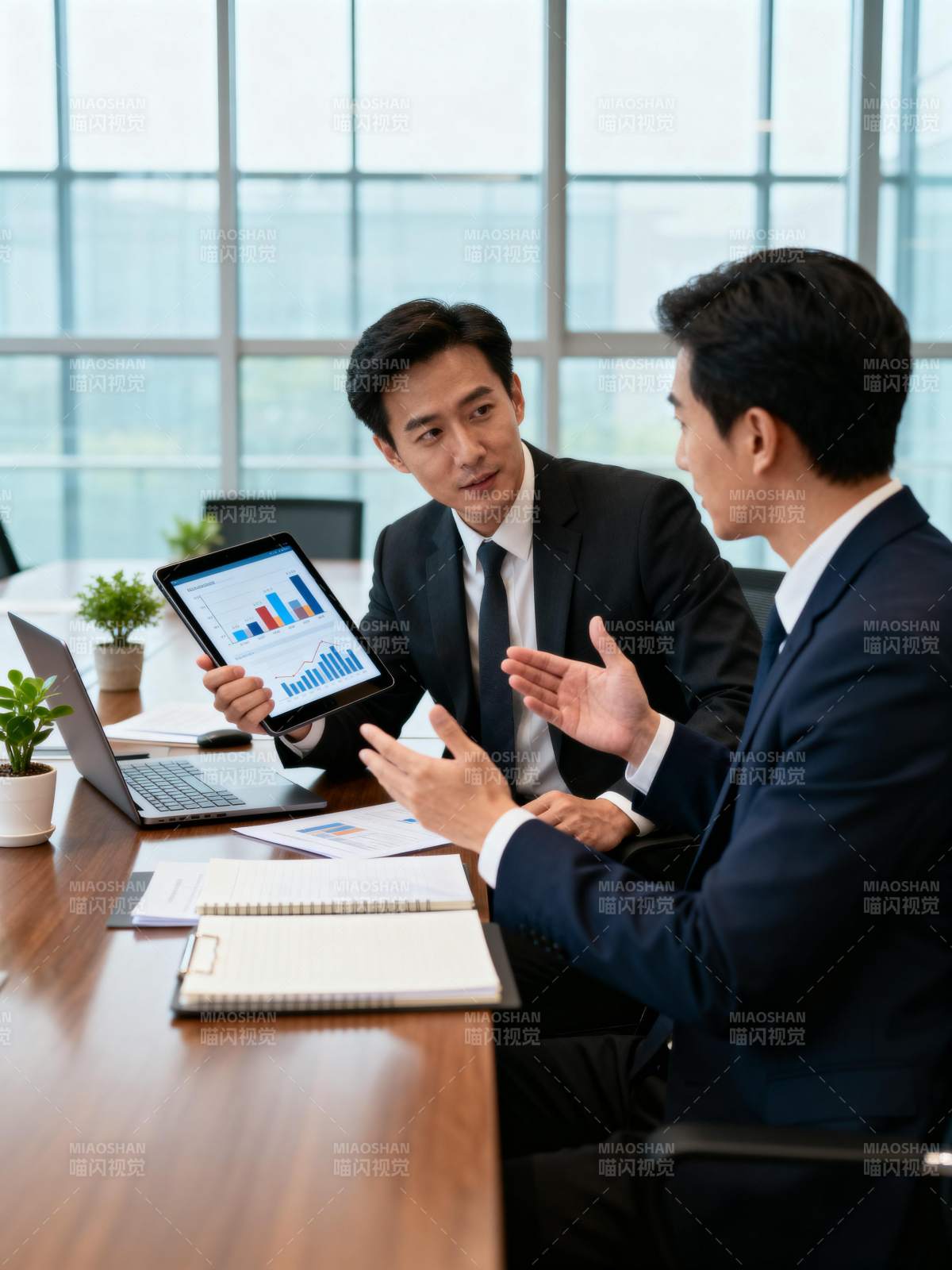 商务洽谈现场图片
