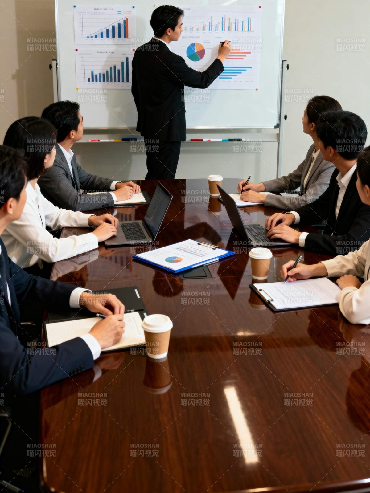 商务会议进行中图片