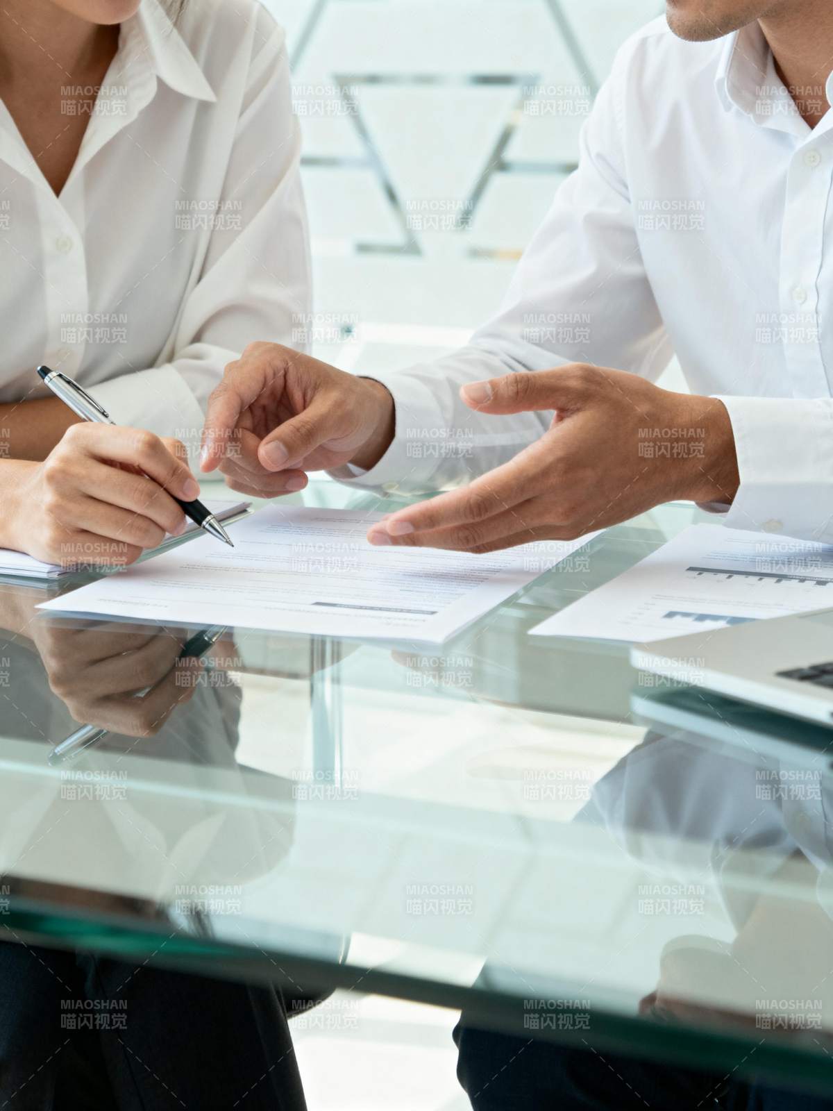 商务洽谈签约现场图片