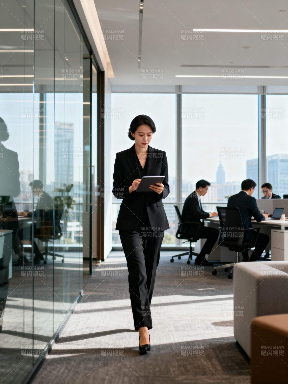 职场女性专注前行图片