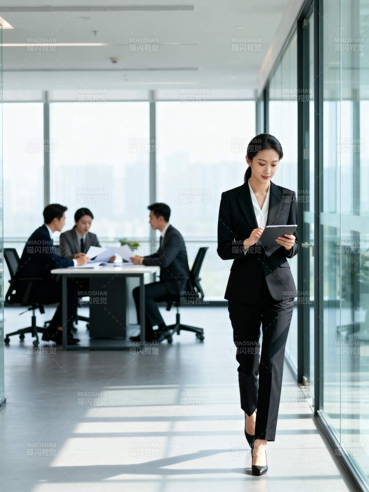 职场女性自信前行图片