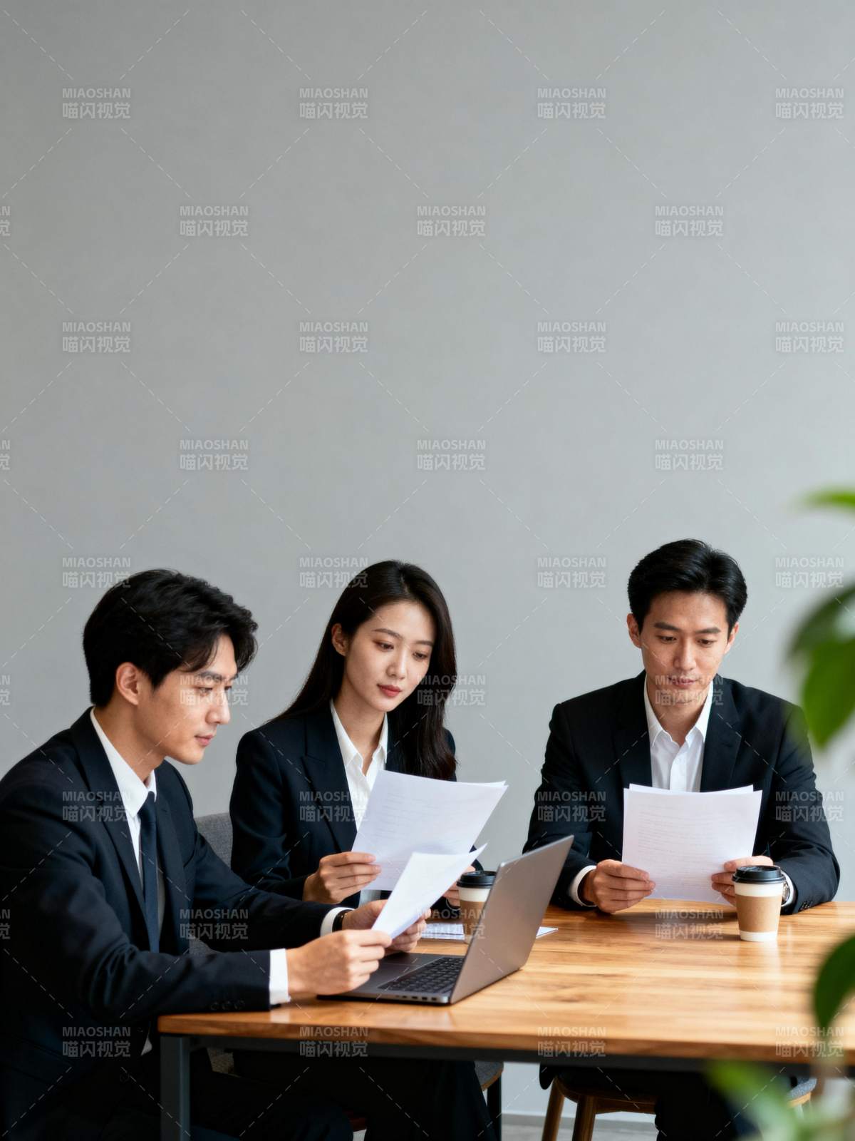 商务会议讨论中图片