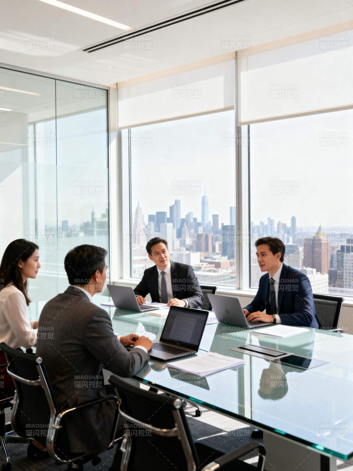 商务会议讨论中图片
