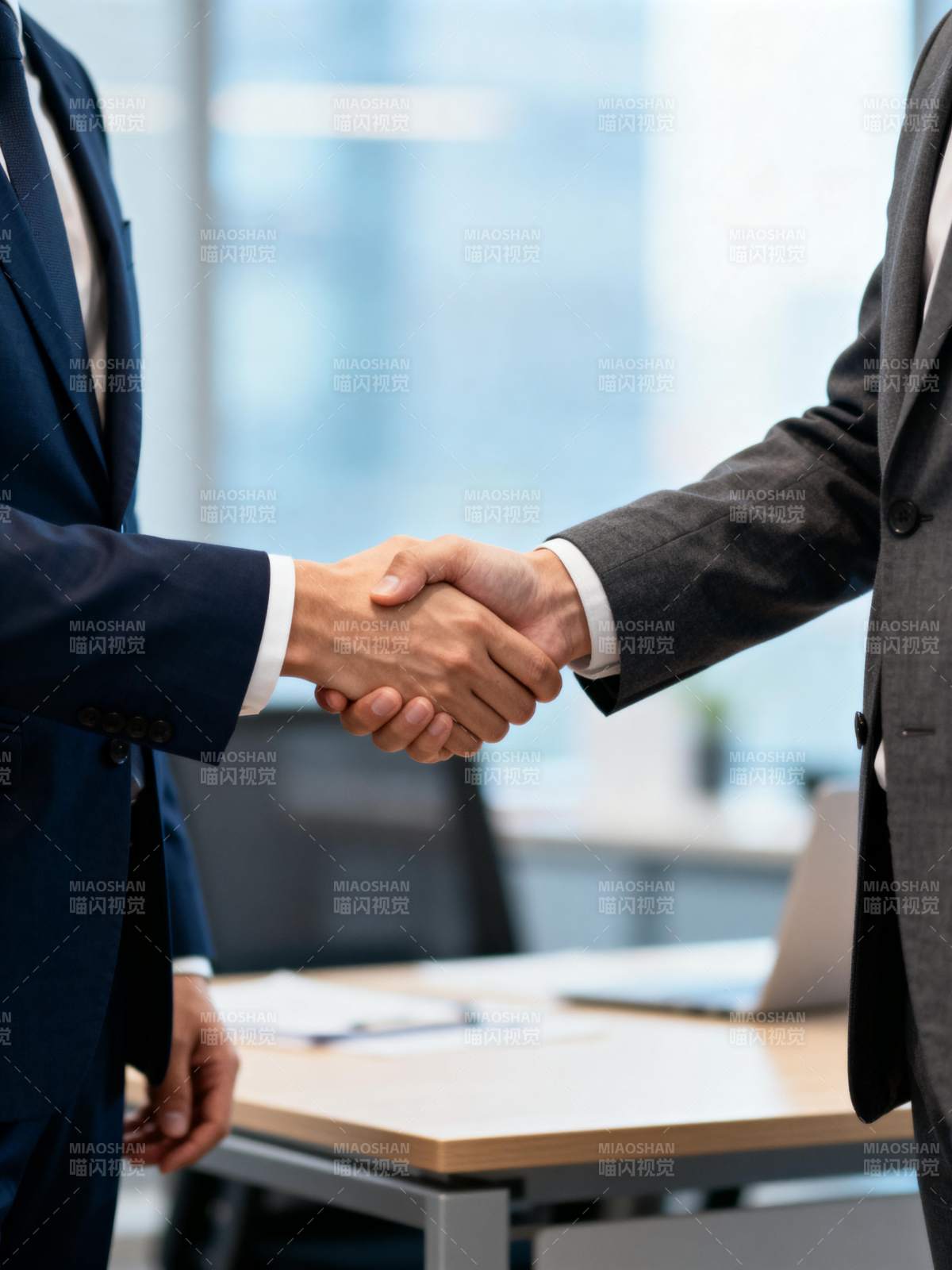 商务握手合作图片