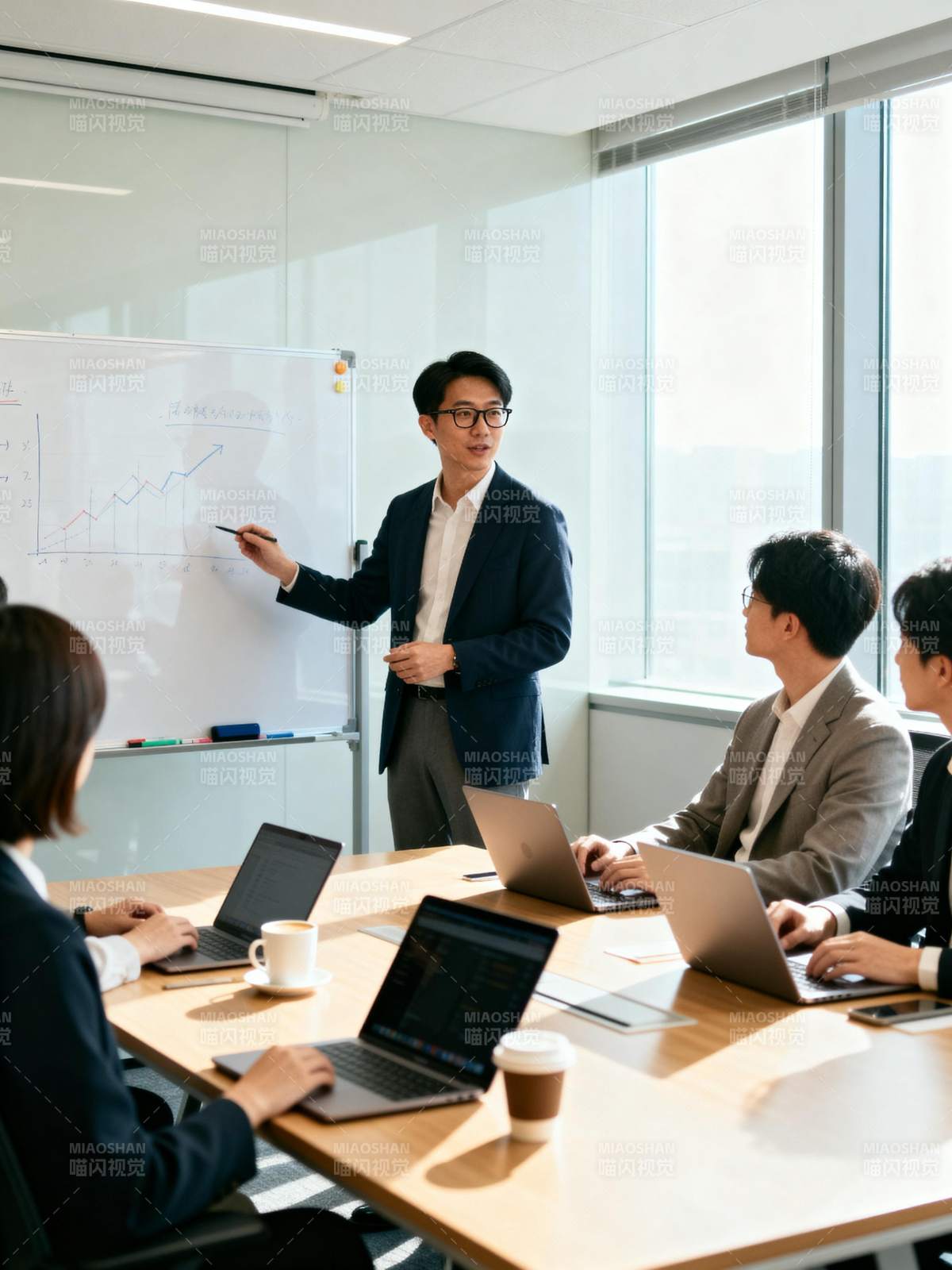 会议中的团队讨论图片