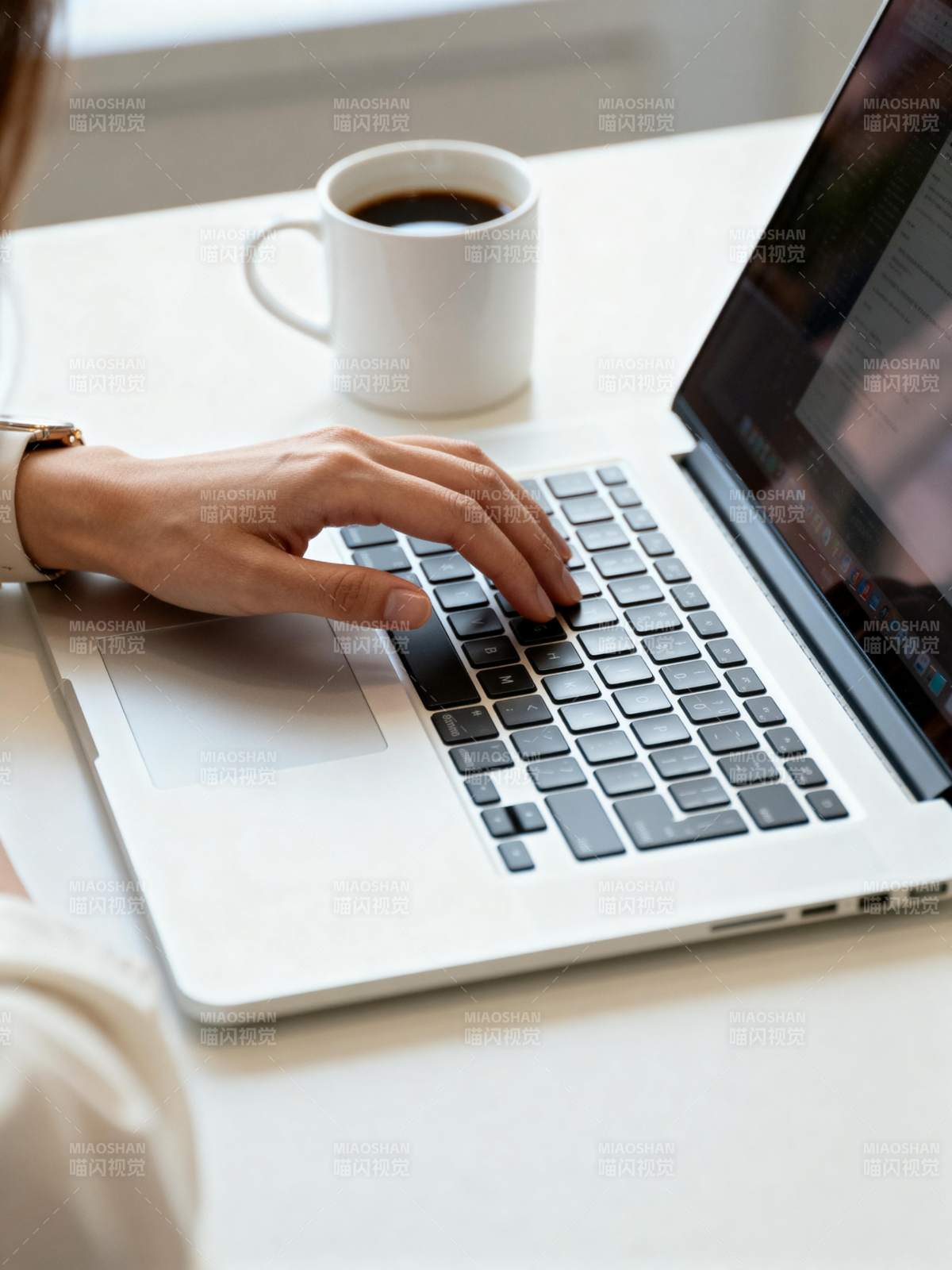 专注工作 咖啡相伴图片