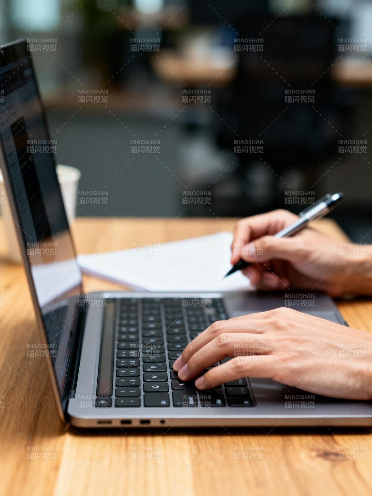 专注工作瞬间图片