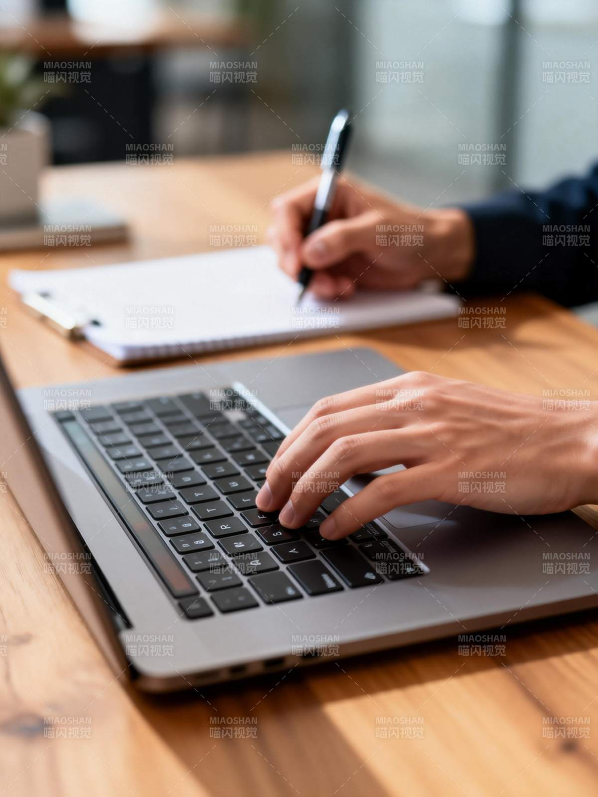 专注工作瞬间图片